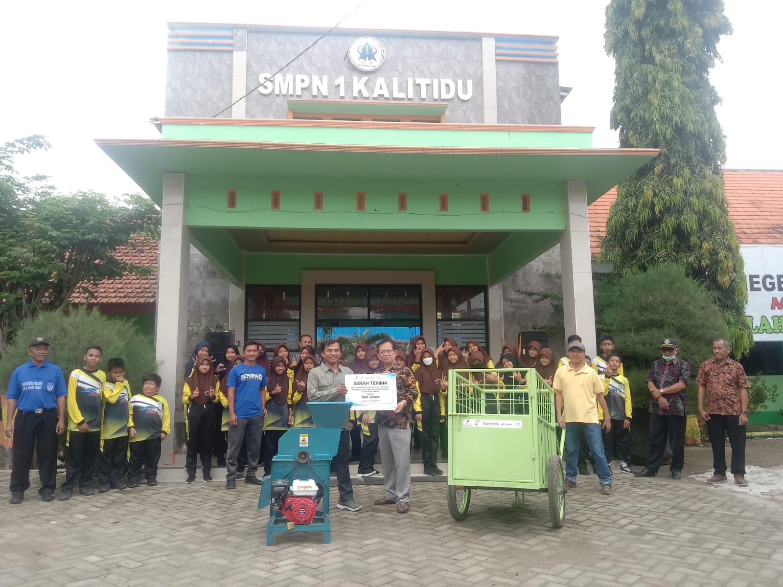 EMCL Mendonasikan Peralatan Pengolahan Sampah Kepada SMPN 1 Kalitidu
